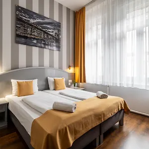 Hotel Full Moon, Budapeste